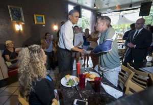 Continuing pattern of leaving White House, Obama eats burger lunch at Va. restaurant | iNFOnews.ca CP28704955