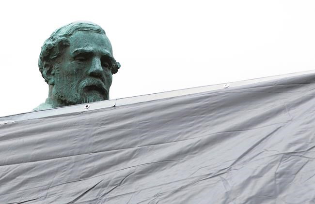 Wrapped: Charlottesville covers Confederate statues in black | iNFOnews.ca