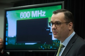 Ottawa confirms next wireless auction will reserve 60 per cent for new carriers | iNFOnews.ca CP31169366