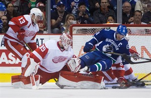 Family Affair: Ryan Miller makes 29 saves as Canucks beat Red Wings 4-1 | iNFOnews.ca CP31341178