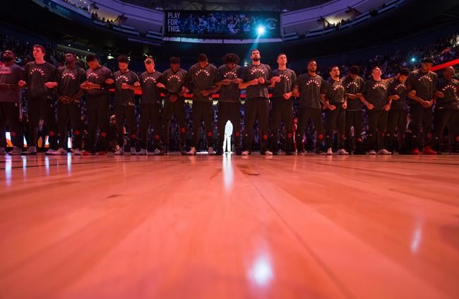 Raptors lock arms during anthems ahead of pre-season game against Warriors | iNFOnews.ca