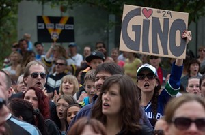 Dozens in B.C. rally to support terminally ill former Vancouver Canuck enforcer | iNFOnews.ca CP28957087