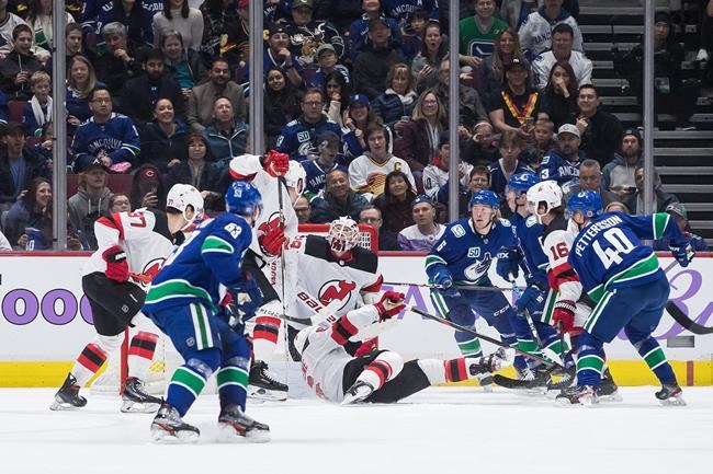 Devils score two quick goals, hold on to beat Canucks 2-1 | iNFOnews.ca CP680937826