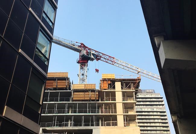 Toronto police charge woman who climbed crane cab near waterfront | iNFOnews.ca CP293029386