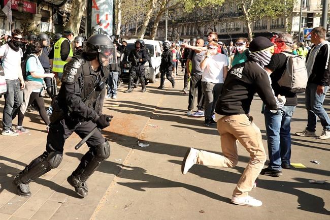 Outrage after some French protesters urge police suicides | iNFOnews.ca CP294019297