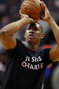 Wizards forward Kevin Seraphin wears 'Je Suis Charlie' shirt during warmups | iNFOnews.ca