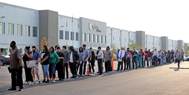 Thousands show up for jobs at Amazon warehouses in US cities | iNFOnews.ca CP651692556