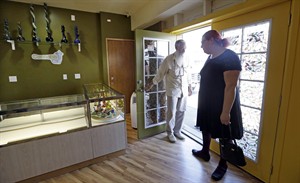 Washington state issues first recreational marijuana shop licenses to 24 stores | iNFOnews.ca CP29043480