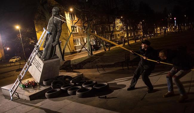 Polish activists pull down statue of priest in abuse protest | iNFOnews.ca CP671934325