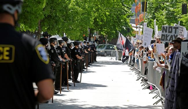 Rallies against Islamic law draw counter-protests across US | iNFOnews.ca CP1978801578