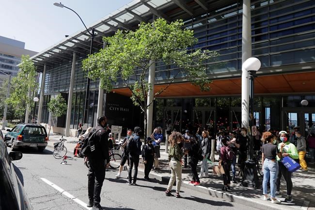 Seattle mayor, City Council at odds over 50% police cut | iNFOnews.ca CP1996517827