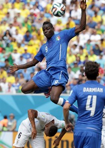 Diego Godin scores in the 81st and Uruguay edges 10-man Italy 1-0 to advance at World Cup | iNFOnews.ca Diego Godin scores in the 81st and Uruguay edges 10-man Italy 1-0 to advance at World Cup | iNFOnews.ca