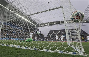 Luis Suarez scores twice to gives Uruguay 2-1 win over England at World Cup | iNFOnews.ca CP28826927