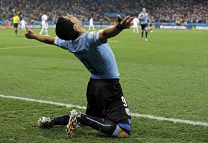 After knee operation, Suarez gives Uruguay the goals, fighting spirit that England lacks | iNFOnews.ca CP28830277