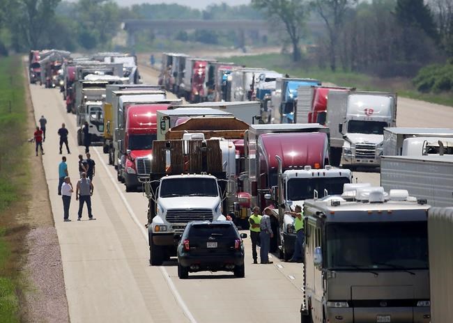 20 hurt when semi slams into school bus in Wisconsin | iNFOnews.ca 20 hurt when semi slams into school bus in Wisconsin | iNFOnews.ca