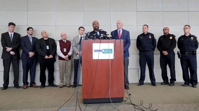 Police collect evidence after Milwaukee officer fatally shot | iNFOnews.ca