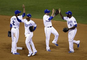 Royals manager Yost moves Cain from centre field to right for Game 3 defence in tricky spot | iNFOnews.ca CP30418614