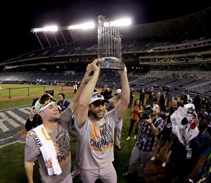 A giant: Bumgarner comes out of 'pen, San Francisco beats Royals 3-2 for 3rd title in 5 years | iNFOnews.ca CP30474378