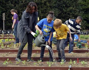 White House to resume tours of first lady's produce garden for community and school groups | iNFOnews.ca CP28979849