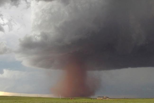 Onlookers ogle Wyoming tornado that damages handful of homes | iNFOnews.ca