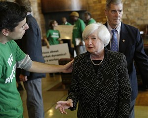 Jackson Hole demonstrators press Yellen not to raise rates; Fed chair's staff to seek meeting | iNFOnews.ca CP29591188