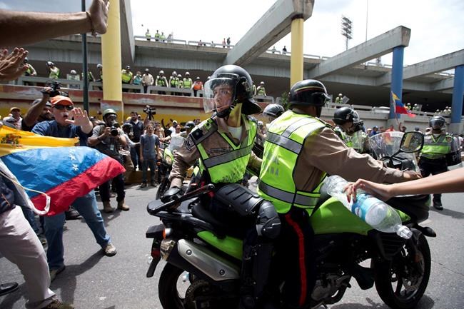 Venezuelan protesters clash with police, demand recall | iNFOnews.ca