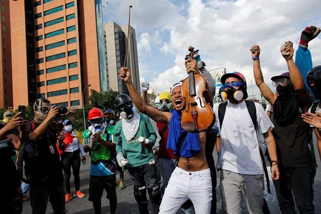 Amid tear gas, Venezuela violinist symbolizes hope for peace | iNFOnews.ca