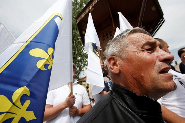 Hundreds protest ex-Bosnia commander's war crimes charges | iNFOnews.ca Hundreds protest ex-Bosnia commander's war crimes charges | iNFOnews.ca