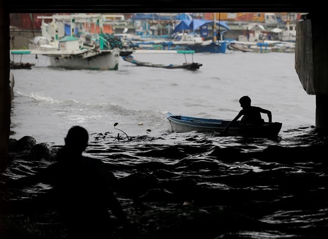 Image of Asia: Taking shelter from the rain in Philippines | iNFOnews.ca