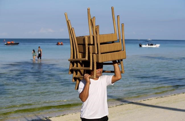 Tourists enjoy final day at beach before Boracay closure | iNFOnews.ca Tourists enjoy final day at beach before Boracay closure | iNFOnews.ca
