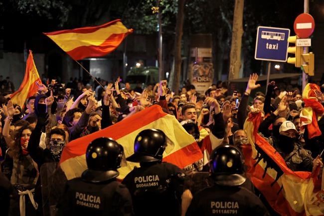 The Latest: Catalan separatists battle police in Barcelona | iNFOnews.ca