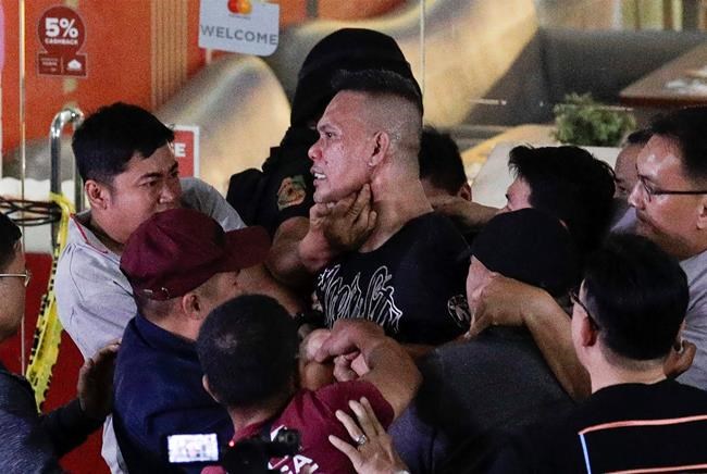 Ex-guard frees dozens of hostages in Manila mall, is subdued | iNFOnews.ca Ex-guard frees dozens of hostages in Manila mall, is subdued | iNFOnews.ca