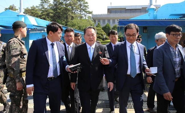 Senior North Korean official chastises South Korean reporter | iNFOnews.ca