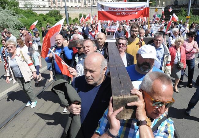 Poles hold large anti-government protest in favour of EU | iNFOnews.ca Poles hold large anti-government protest in favour of EU | iNFOnews.ca