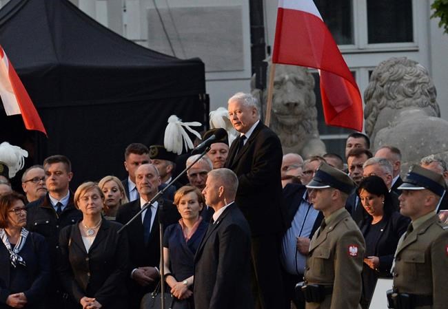 Polish police forcibly remove anti-Kaczynski protesters | iNFOnews.ca