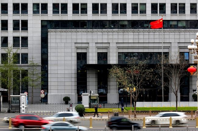 White House sends mixed signals on trade fight; markets dive | iNFOnews.ca