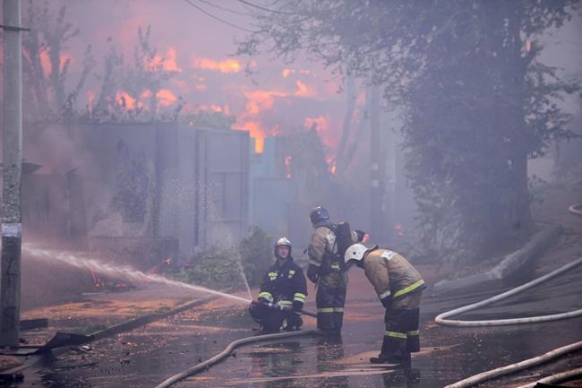 Fire sweeps across Russian city, dozens of homes destroyed | iNFOnews.ca Fire sweeps across Russian city, dozens of homes destroyed | iNFOnews.ca