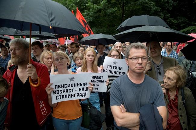 Russians protest retirement age rise, in challenge for Putin | iNFOnews.ca