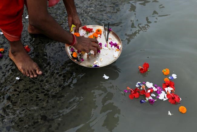 Image of Asia: Hindu ritual on the banks of the Ganges | iNFOnews.ca