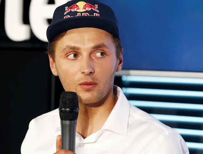 Poland's daredevil shows video from skiing down K2 | iNFOnews.ca