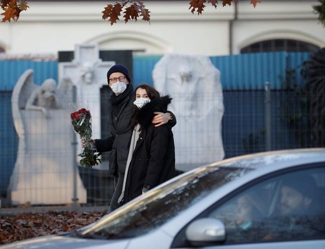 In solidarity, Poles buy flowers to help struggling vendors | iNFOnews.ca