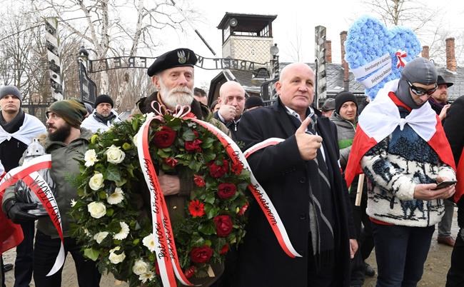 Poland opens probe into anti-Semitic incident at Auschwitz | iNFOnews.ca