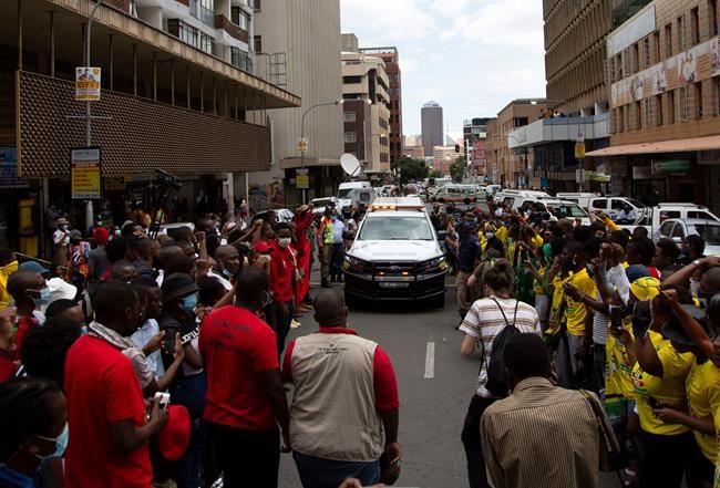 South African university students clash with police, 1 dead | iNFOnews.ca South African university students clash with police, 1 dead | iNFOnews.ca