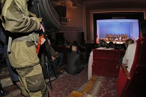 Famous Russian crooner visits rebel-held eastern Ukraine, sings duet with separatist leader | iNFOnews.ca CP30452149