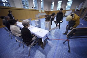 Japan's ruling coalition heads for election landslide, firming up Abe's hold on power | iNFOnews.ca CP31108635
