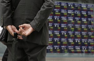 Japan's huge public pension fund OK's plan to boost share purchases, pare bond holdings | iNFOnews.ca CP30506643