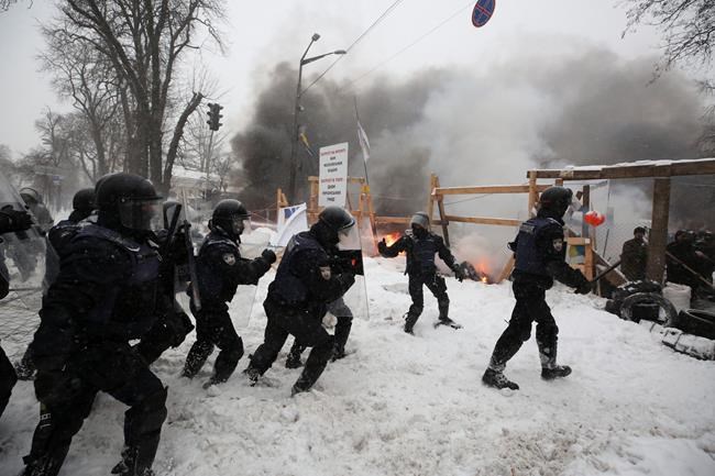 Police, protesters clash at Kyiv tent camp; 100 detained | iNFOnews.ca