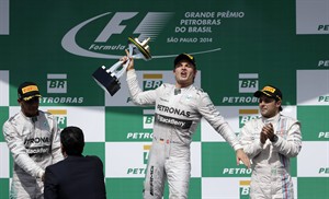 Rosberg holds off Hamilton to win Brazilian GP and move closer to teammate in F1 title race | iNFOnews.ca CP30634759