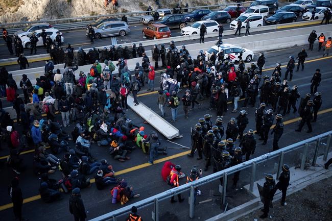 French police detain 18, clear protesters at Spanish border | iNFOnews.ca
