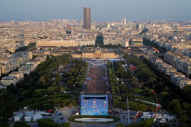 Police use tear gas to break up fights in France | iNFOnews.ca